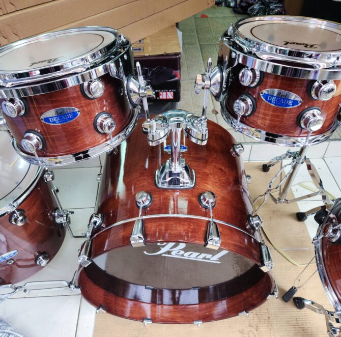 Pearl Complete 5 piece drum set main drum