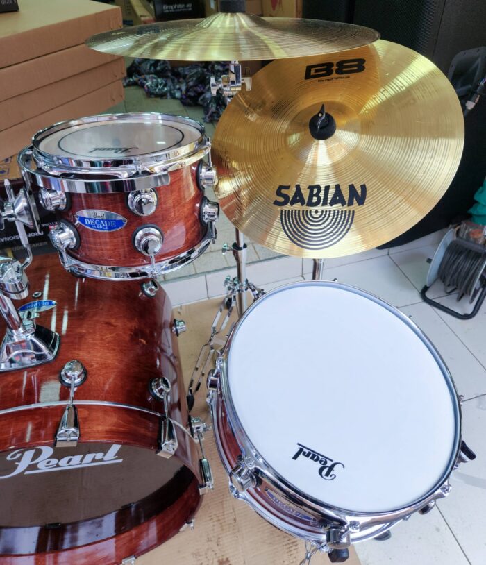 Pearl Complete 5 piece drum set snare and cymbals